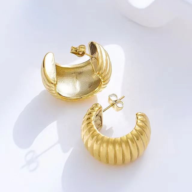 Wide Ribbed C-Hoop Earrings